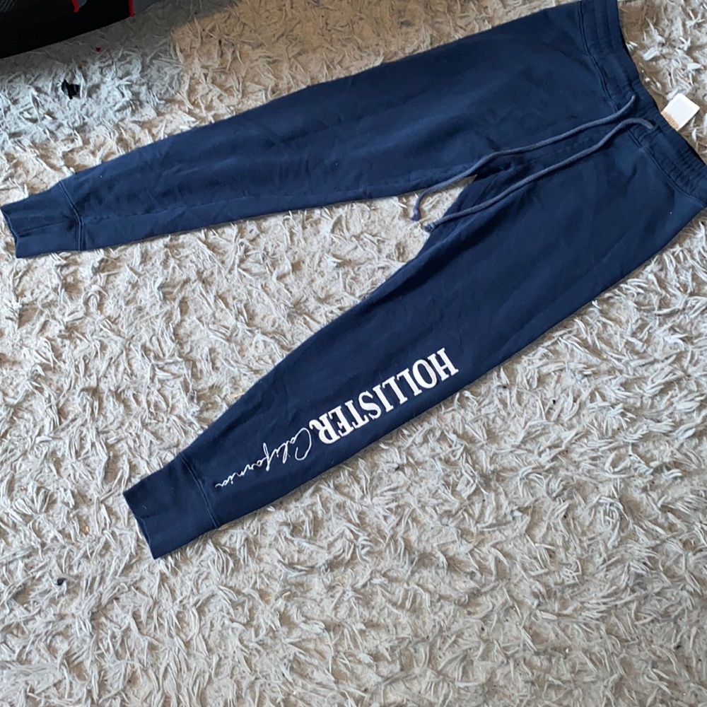 Hollister low rise sweats, comfy, fit tight.
